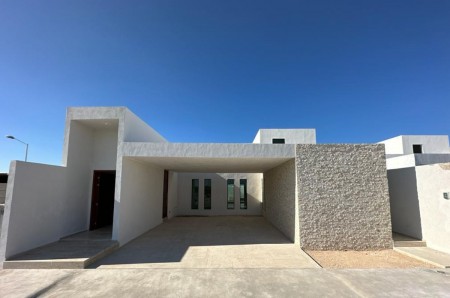 Casa blanca en venta en Dzitya Merida con 3 Recamaras en entrega inmediata