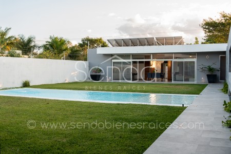 Casa en venta en Cholul Mérida de una planta con alberca y paneles solares